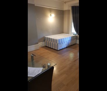 Studio Flat, Bedford Hill, SW12 - Photo 5