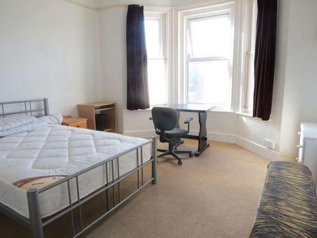 Bedroom First Floor Flat In Charminster, BH3 - Photo 4