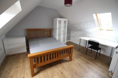 5 bedroom semi-detached bungalow to rent - Photo 3