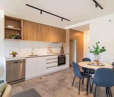 Modern 2BR Townhouse in Brooklyn - Photo 4