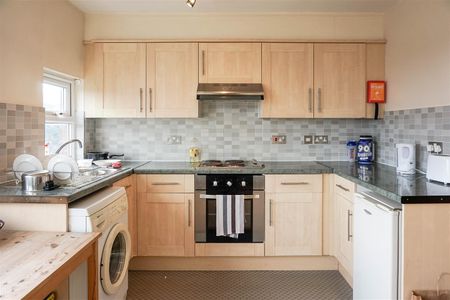 Flat 3, 12 Stanmore Road, Leeds, LS4 2RU - Photo 2