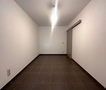LICHTRIJK GELIJKVLOERS APPARTEMENT MET 2 SLAAPKAMERS EN RUIM TERRAS - Photo 1
