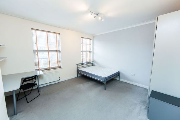 Burchett Grove, Woodhouse, Leeds - Photo 1