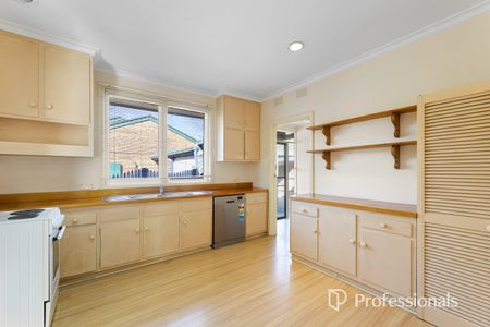 Comfortable Family Living in Brentwood Secondary School Zone - Photo 4