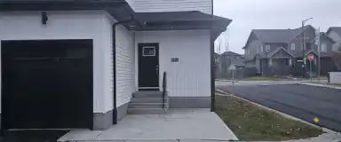 Beautiful Kinglet 3 Bedroom Main Floor Townhome for rent. | 130 Hawks Ridge Boulevard Northwest, Edmonton - Photo 1