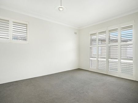 Renovated Top Floor Apartment - Photo 4