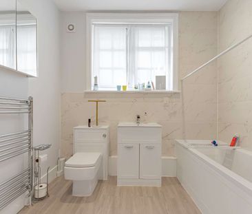 Spacious three bedroom flat in charming period conversion - Photo 2