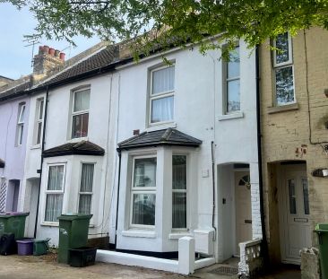 Bradstone New Road, Folkestone, CT20 1HP, Kent - Photo 2