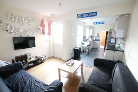 6 Bed Terraced House, Norris Road, RG6 - Photo 2