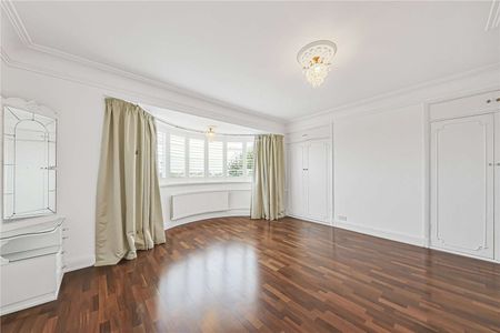 Lateral three bedroom set in a prestigious building in St. John's Wood with views into Regents Park - Photo 5