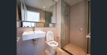 Waterfront Living in Victoria Harbour – Spacious Furnished 2-Bedroom with Parking - Photo 4