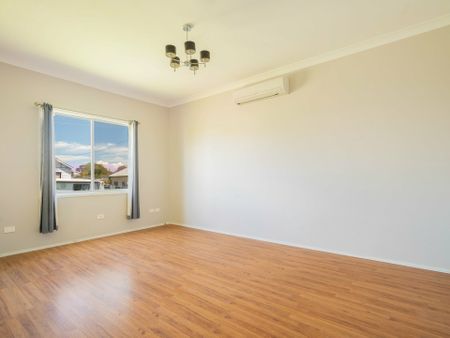 Three Bedroom Family Home - Photo 3