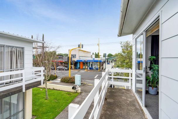 REFRESHED TWO BEDROOM UNIT WITHIN WALKING DISTANCE TO HOSPITAL - Photo 1