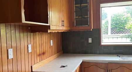 Six Spacious Bedrooms in Ideal Location - Photo 3