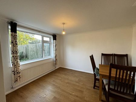 4 bedroom semi-detached house to rent - Photo 2