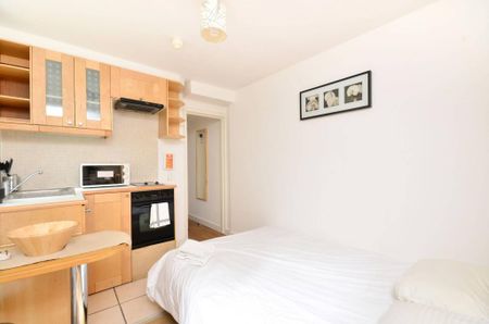 Flat 12 Fairholme Road, West Kensington W14 9JZ - Photo 2