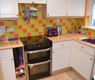 2 bedroom semi-detached house to rent - Photo 5