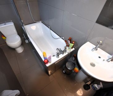 6 bedroom House in Manor Drive, Leeds - Photo 6