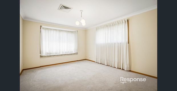 SPACIOUS 5-BEDROOM HOME ON LARGE RURAL-STYLE BLOCK – LAWN MAINTENANCE INCLUDED! - Photo 1