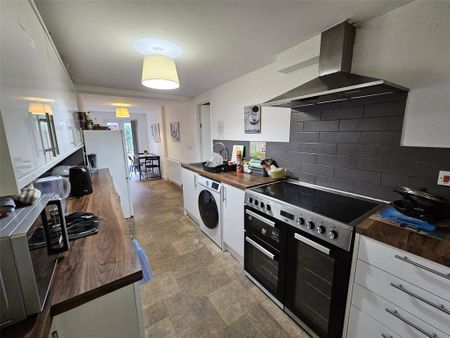 1 bedroom in a house share to rent - Photo 2