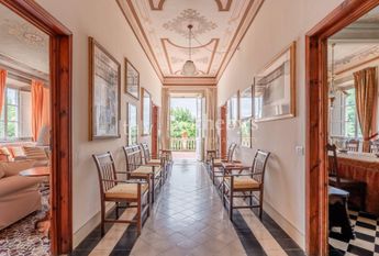 Villa ottocentesca con piscina nelle colline lucchesi