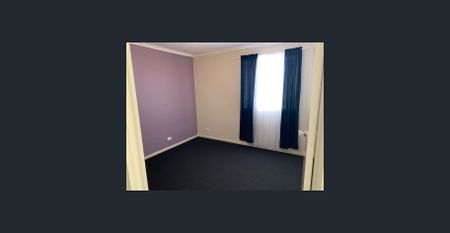 Immaculate Family Home with Ensuite & Double Garage - Photo 5