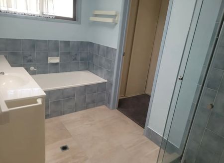 Spacious 4‑Bed Family Home on Quiet Court in Hillcrest – Ready to Rent - Photo 3