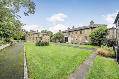 Connaught Mews, London, SE18 - Photo 3