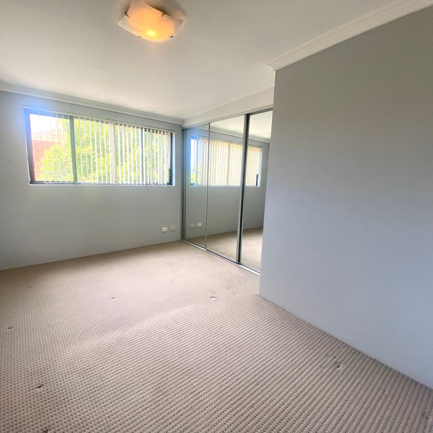 Spacious 1-Bedroom Apartment with Oversized Terrace & Prime Location - Photo 1