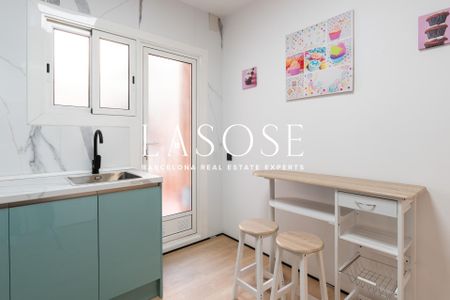 Apartment 110m² with optional garage to rent in Hostafrancs, Barcelona - Photo 2