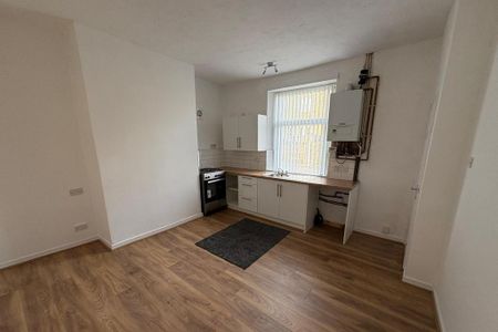 3 bedroom end of terrace house to rent - Photo 2