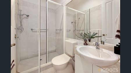 PRIVATE & TRANQUIL LIVING IN THE HEART OF BRIGHTON - Photo 3