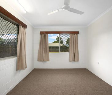 Freshly updated half-duplex with large yard. - Photo 4