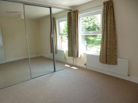 1 bedroom in a house share to rent - Photo 2