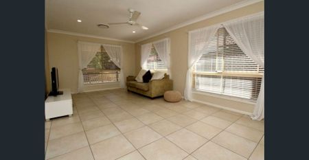 Quiet 3 bedroom home in prime location! - Photo 2