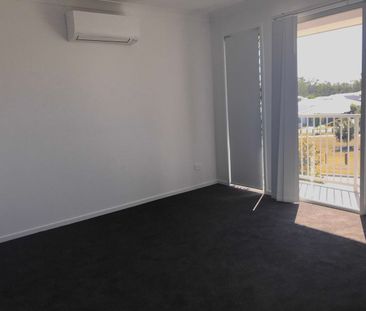 STUNNING 4 BEDROOM FAMILY HOME IN BLOOM ESTATE COOMERA - Photo 2