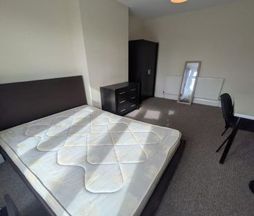 4 bedroom semi-detached house to rent - Photo 1