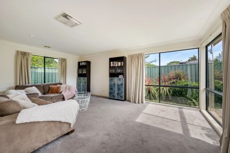 Stylish Living in a Quiet Strathfieldsaye Court - Photo 2