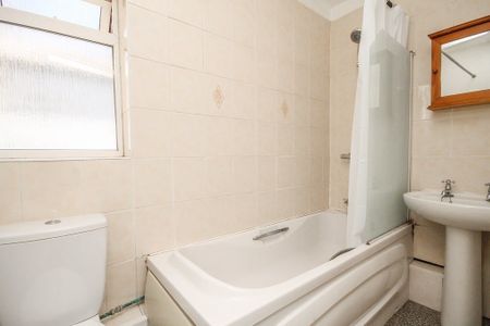 2 Bed Flat, Springfield Road, BN1 - Photo 3