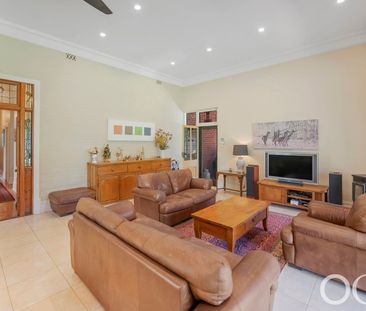 Open the Door to Timeless Elegance - Photo 2