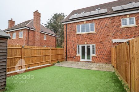 3 bed end of terrace house to rent in Woodroffe Close, Ash, GU12 6FS - Photo 3