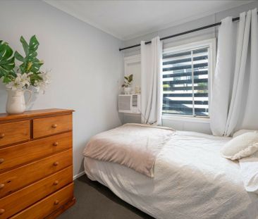 AIR CONDITIONED 3 BEDROOM HOME + STUDY - Photo 2