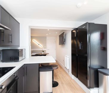 Modern Living - Large Stylish Double En-Suite Rooms Room 2 - Photo 5