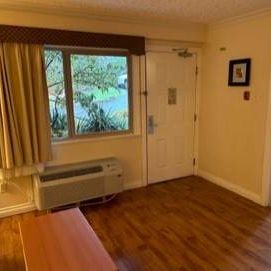 *** $2000/Month Bachelor Suite *** - Photo 2