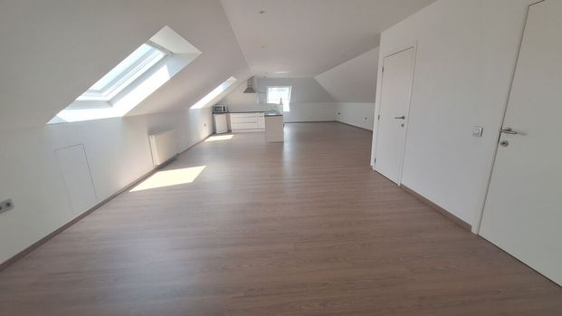 Instapklaar, lichtrijk en energiezuinig appartement in het centrum van Poperinge (EPC-label B). - Photo 1