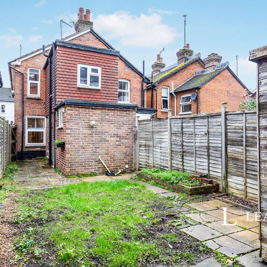 3 bedroom house to rent Cline Road, Guildford, GU1 - Photo 1