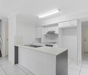 4 bedroom, 3 bathroom modern townhouse - Photo 6