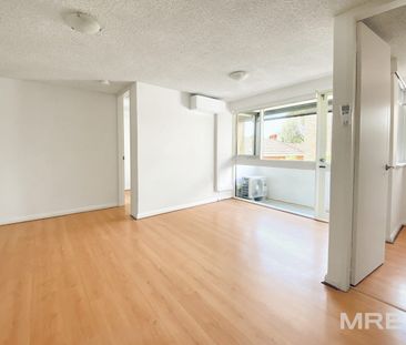 Sun-drenched apartment in sought-after Park street - Photo 6