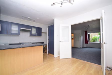 3 bedroom end of terrace house to rent - Photo 2