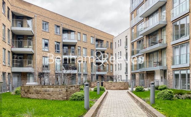 Studio flat to rent in Keymer Place, Canary Gateway, E14 - Photo 1